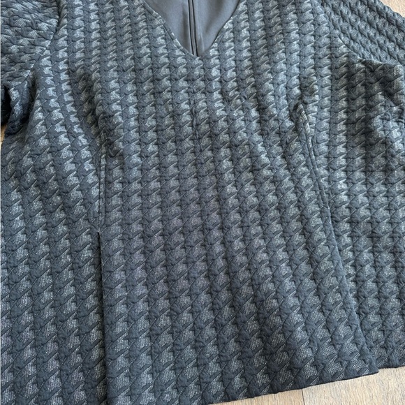 Ann Taylor top.  Women’s size XL.  Black and grey houndstooth peplum top. - Picture 2 of 7